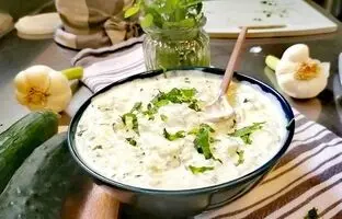 (ویدئو) زاتزیکی؛ تاحالا این ماست و خیار یونانی رو خوردی، معرکه ست!