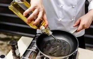 جلوگیری از پاشیدن روغن روی گاز با چند ترفند آسان
