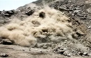(ویدیو) لحظه وحشتناک ریزش کوه در جاده استان ایلام
