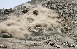 (ویدیو) لحظه وحشتناک ریزش کوه در جاده استان ایلام