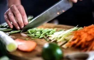 (ویدئو) یک ترفند ساده و سریع: روش صحیح گرفتن چاقو هنگام خرد کردن سبزیجات