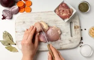 (ویدئو) یک ترفند ساده و سریع: آموزش خرد کردن مرغ برای جوجه کباب