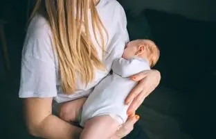 نحوه نگهداری شیر مادر در یخچال و فریزر و دمای اتاق