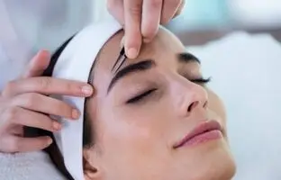 توی 4 مرحله ابروهات رو در خانه حرفه‌ای بردار