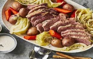 (ویدئو) غذای روستایی در آذربایجان؛ پخت یک غذای محلی با گوشت و کلم