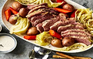 (ویدئو) غذای روستایی در آذربایجان؛ پخت یک غذای محلی با گوشت و کلم