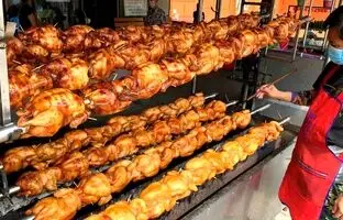 (ویدئو) غذای خیابانی کره ای؛ پخت مرغ بریانی روی شعله های زغال بلوط