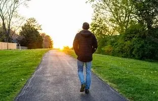 آیا پیاده‌روی پس از غذا خوردن به هضم غذا کمک می‌کند؟