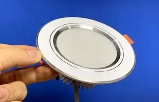 (ویدئو) یک روش ساده برای عوض کردن لامپ LED سقفی