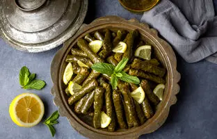 (ویدئو) 60ثانیه آرامش با آشپزی؛ طرز تهیه دلمه برگ مو به سبک ترکی