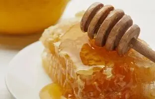 چگونه عسل طبیعی و اصل را از غیراصل تشخیص دهیم؟ عسل طبیعی شکرک می زند؟