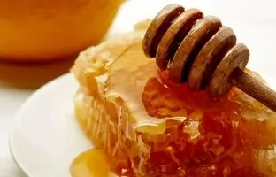 چگونه عسل طبیعی و اصل را از غیراصل تشخیص دهیم؟ عسل طبیعی شکرک می زند؟