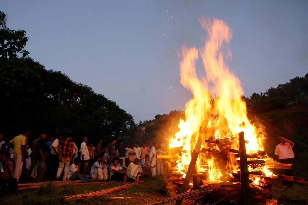 (ویدئو) لحظه هولناک زنده شدن مُرده هنگام سوزاندن جسد!