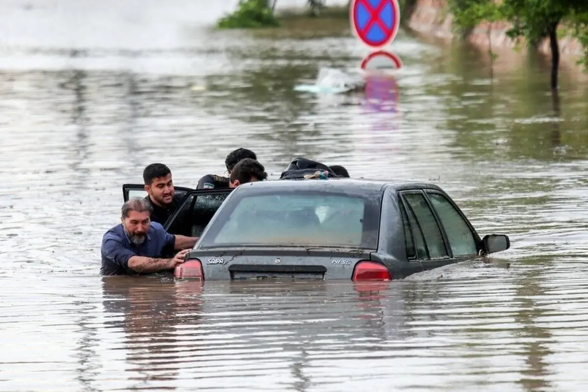 (ویدئو) لحظات دلهره‌آور از گرفتار شدن یک خانواده‌ در سیل