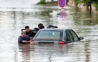 (ویدئو) لحظات دلهره‌آور از گرفتار شدن یک خانواده‌ در سیل