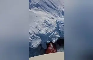 (ویدئو) لحظه برخورد کشتی با کوه یخی