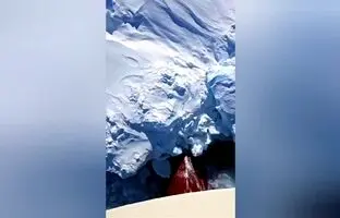 (ویدئو) لحظه برخورد کشتی با کوه یخی