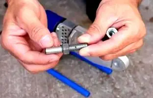 (ویدئو) 2 روش خلاقانه و جالب برای ترمیم سوراخ ایجاد شده روی لوله آب