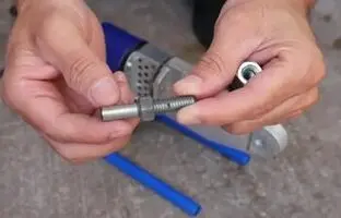 (ویدئو) 2 روش خلاقانه و جالب برای ترمیم سوراخ ایجاد شده روی لوله آب