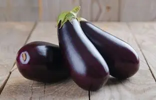 (ویدئو) یک ترفند ساده و سریع: چطور بادمجان شیرین رو از بادمجان تلخ تشخیص بدیم؟