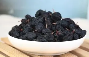 (ویدئو) یک ترفند ساده و سریع: سه سوته دم کشمش ها رو بگیر!