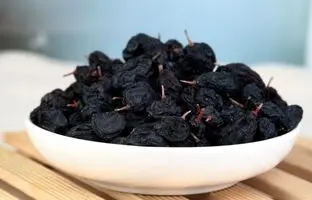 (ویدئو) یک ترفند ساده و سریع: سه سوته دم کشمش ها رو بگیر!