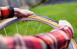 (ویدئو) اگر تیوپ لاستیک دوچرخه سوراخ شد، چگونه تعمیرش کنیم؟
