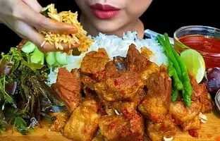 (ویدئو) غذا خوردن با صدا به سبک دختر تایلندی؛ 2 کیلو چلو اردک