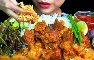(ویدئو) غذا خوردن با صدا به سبک دختر تایلندی؛ 2 کیلو چلو اردک