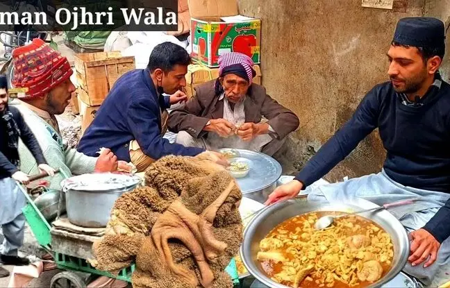 (ویدئو) غذای خیابانی در پاکستان؛ پخت و سرو سیرابی توسط یک جوان 30 ساله