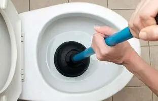 (ویدئو) نحوه ساخت دو ابزار ساده برای تصفیه آب و رفع گرفتگی توالت