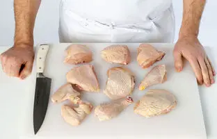 (ویدئو) یک ترفند ساده و سریع: خرد کردن و تیکه کردن اصولی مرغ در 2 دقیقه با چاقوی ساده