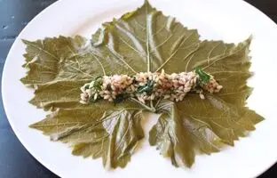 (ویدئو) یک ترفند ساده و سریع: آسانترین راه پیچیدن دلمه برگ مو