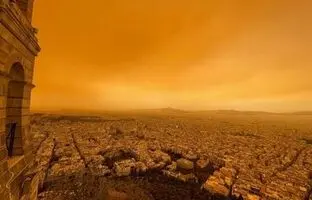 (ویدئو) در پدیده‌ای عجیب آسمان یونان نارنجی شد
