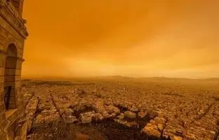 (ویدئو) در پدیده‌ای عجیب آسمان یونان نارنجی شد