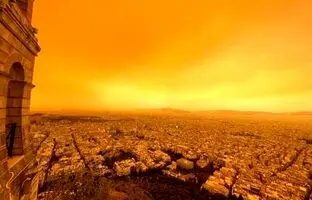 (ویدئو) در پدیده‌ای عجیب آسمان یونان نارنجی شد