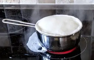 (ویدئو) یک ترفند ساده و سریع: چه کنیم غذا از قابلمه سریز نکنه؟
