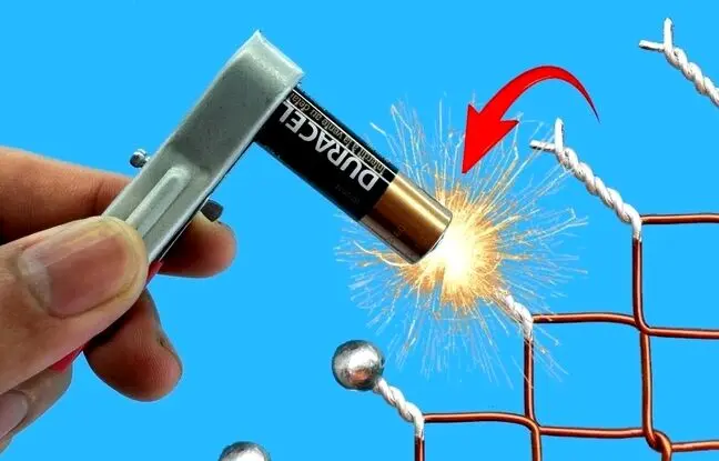 (ویدئو) نحوه تعمیر کردن شیردوش حمام؛ یک روش برای جوشکاری با باتری 1.5 ولتی