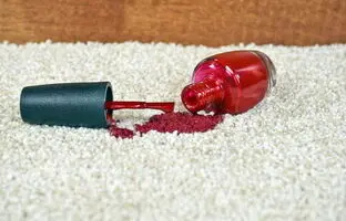 (ویدئو) یک ترفند ساده و سریع: چطور لکه لاک رو از روی فرش و لباس پاک کنیم؟