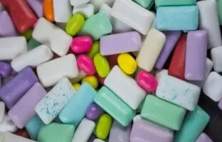 (ویدئو) ببینید چگونه آدامس هایی که از بازار می خرید، چگونه تولید می شوند!