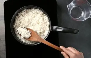 (ویدئو) یک ترفند ساده و سریع: این ترفندهای پخت برنج رو هر آشپزی باید بلد باشه
