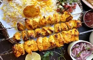 (ویدئو) یک ترفند ساده و سریع: خوشمزه ترین روش طعم دادن جوجه کباب اینه