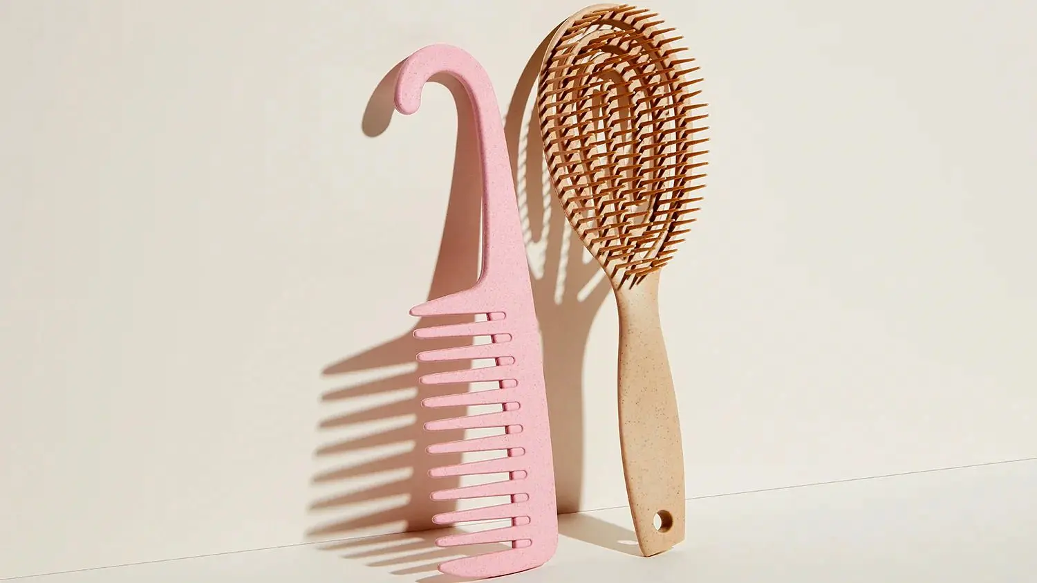 برس موهات رو با این روش سه سوته تمیز کن