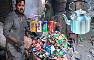 (ویدئو) فرآیند ساخت کتری از طریق بازیافت قوطی های نوشابه