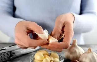 (ویدئو) یک ترفند جالب برای جدا کردن سیر از پوست