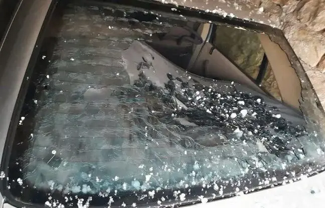 (ویدئو) ببینید تگرگ در مشهد چه بلایی سر شیشۀ ماشین‌ها آورد