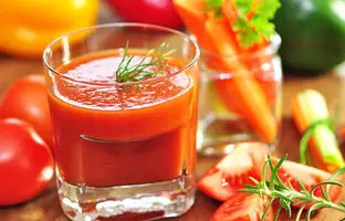 ۵ دلیل که چرا آب گوجه‌فرنگی برای سلامتی شما مفید است