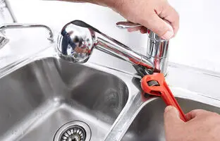 (ویدئو) روش هایی خلاقانه برای تعمیر شیرآب با لوله و بطری پلاستیکی