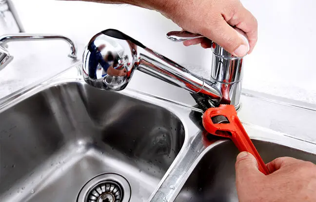 (ویدئو) روش هایی خلاقانه برای تعمیر شیرآب با لوله و بطری پلاستیکی