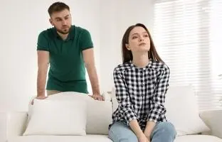 7نشانه که این زن دیگر حواس‌اش به شما نیست